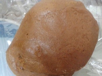 step3: 分三次加入步驟一的粉混合物，拌勻，用手搓成麵糰。用保鮮紙包好，放入雪櫃待一小時