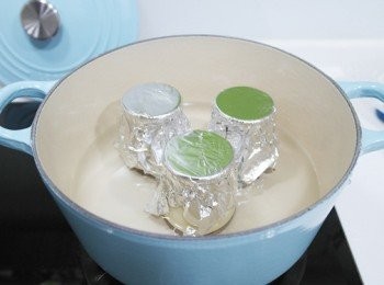 step8: 在鍋中加入約布丁杯一半的水，中小火煮至滾。