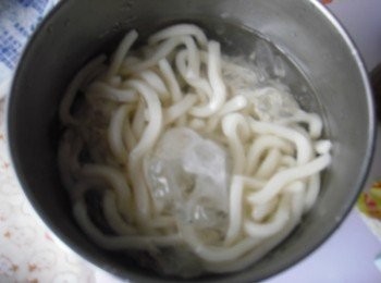 step3: 撈起立即放入冰塊水中冰鎮