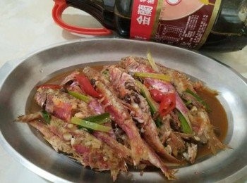 step2: 先熱鍋， 倒入橄欖油， 接著放入豆鼓， 約略1分鐘，等香氣出來，開中小火， 紅魚【澎湖野生水產】，蓋鍋蓋，煎約3分鐘後，轉中小火續煎，煎至呈金黃色，再放入少許水、醬油【<span class="group_2">金蘭</span>】，大約煮個20分鐘看魚有沒有熟，【<span class="group_2">金蘭</span>醬油對甘醇始終如一的堅持，採透明瓶裝醬油，讓品質清楚看得見。】