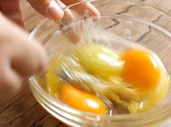 step3: 把雞蛋、砂糖和牛油溶液拌勻備用。