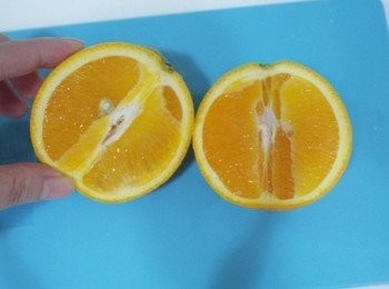 step3: 接著將柳橙對半切~取出籽!!!