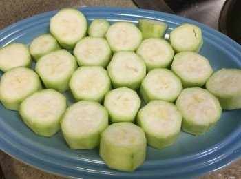 step2: 蒜蓉切碎, 一半加入1湯匙油於中火鑊中加熱半炸, 加少許鹽即成上碟備用