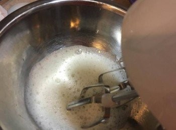 step2: 把 3隻蛋白倒入大碗中，用打蛋器先打起泡