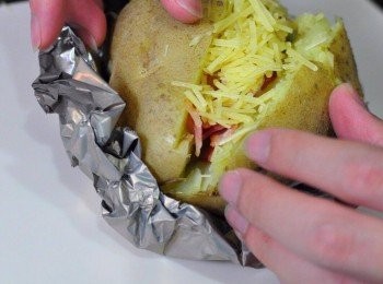 step4: 十字切開薯仔（唔好切到底）
然後放上牛油，煙肉粒和芝士粉