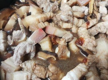 step4: 將香菇水倒入稍微蓋過<span class="group_1">食材</span>即可(此時秘密武器就是一小茶匙的辣豆瓣醬喔) 煮滾後轉小火煮至熟透即可完成