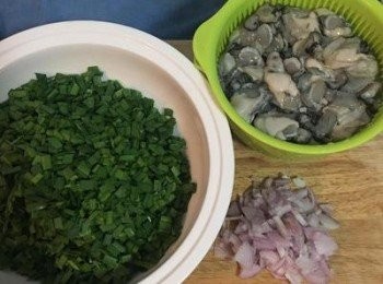 step1: 煮ㄧ鍋水準備燙蚵仔。 蚵仔輕輕用流動的水洗淨後瀝乾備用；韭菜洗淨瀝乾，切約2公分長度；紅蔥頭切片。