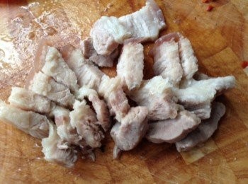 step1: 1)先將腩肉用平底鑊中火煎到金黃香脆再加入泡菜