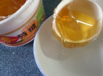 step5: 此時就將1湯匙麥芽糖用1茶匙白米醋開溶(麥芽糖比較硬身,要慢慢攪溶)
(亦可以放入微波爐用中火叮1分鐘)