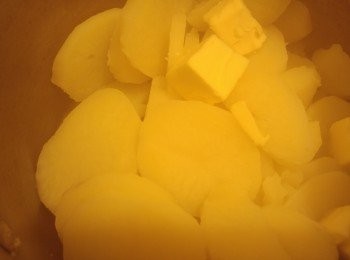 step3: 隔水後用返個熱煲壓薯蓉,先加牛油然後壓成蓉之後加鹽,糖