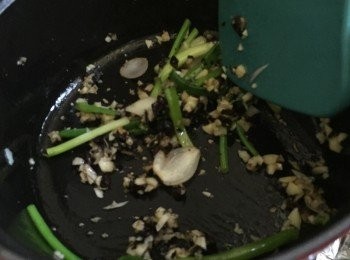 step3: 加入豆豉蒜蓉快炒爆香