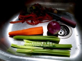 step2: 西芹去纖維 , 甘旬去皮 , 洋蔥去衣