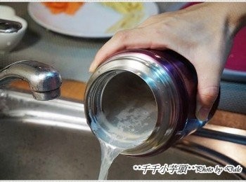 step3: 蓋上蓋子後稍微搖一搖，然後靜置約1分鐘，接著將水倒出