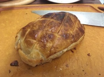 step3: 3)將酥皮解凍後, 洒上麵粉壓平再將牛柳包實(酥皮岩岩包到牛柳就可以, 多餘就切走)再雪15分鐘