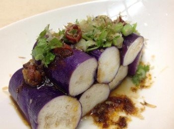 step3: 茄子擺盤，淋上醬汁，撒上蔥末、柴魚片、辣椒末、香菜末