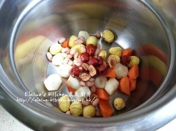 step3: 煲內放入馬蹄 , 栗子肉 , 甘旬 , 紅棗及花生