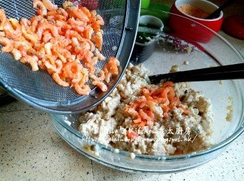 step4: 蝦米用水沖一沖洗及瀝乾 , 取一半份量材料加入蝦米拌勻靜待30分鐘