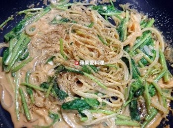 step9: 菠菜變軟時，打開鍋蓋，灑黑胡椒和鹽，拌勻，即可盛盤。