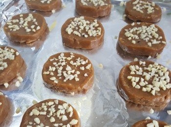 step8: 將杏仁碎灑上黑蒜餅面上。