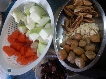 step2: 洗淨所有材料，木瓜去皮去籽,切件.甘筍去皮切滾刀型,白木耳浸水泡軟切條.無花果剪成條,南北杏洗淨,
放入所有材料，以大火煮滾,轉至小火煮2小時落鹽調味即可。