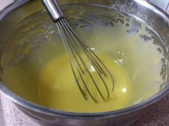 step1: 蛋黃/ 砂糖A /　菜油 / 奶 / 雲呢拿油攪勻 ,  之後再篩入粉類攪勻無粉粒備用
