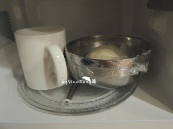 step3: 麵糰揉到光滑.微波盧放一杯熱水.關起發酵約40分