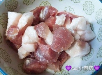 step1: 梅頭肉洗淨後，切小粒，備用。
