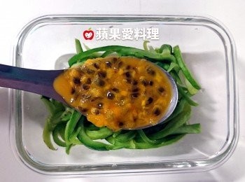 step4: 放入百香果，擠入檸檬汁，淋上蜂蜜，蓋上保鮮盒蓋，搖一搖，讓<span class="group_1">食材</span>混合均勻即可。