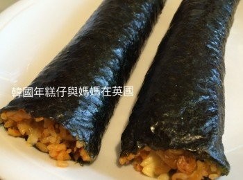 step9: 把飯卷放入微波爐加熱1分鐘後取出，紫菜飯卷表面塗上少許麻油然後切件。