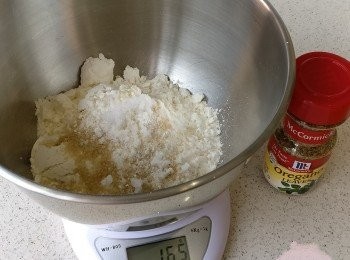 step3: 準備一個大碗，倒入麵粉+香草+糖+鹽撈勻，再加入橄欖油，薯蓉 & 蕃茄蓉.