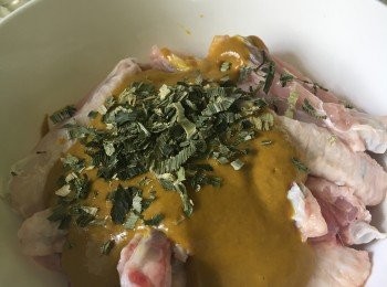 step3: 預熱焗爐，將<a href="https://bit.ly/3zHU5V3" target="_blank" data-keyword="雞翼" class="guide-link"><strong>雞翼</strong></a> <span style="display:inline-block;vertical-align:middle;margin-top:-3px;color:initial;border-radius:3px;padding:2px 3px;font-size:12px;line-height:14px;background:#87d300;color:#fff;">即買</span> 皮向下，180度焗15分鐘。