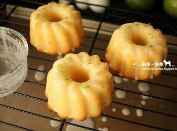 step8: 薄薄地淋在放涼的蛋糕上，再趁糖霜未凝固前撒上少許檸檬皮屑裝飾。