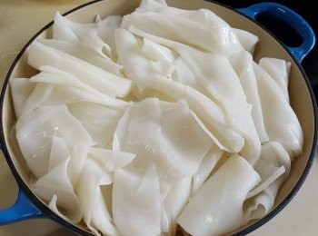 step2: 陳村粉用水稍為弄開後，放大碟上備用。