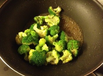 step7: 再下西蘭花, 用獻汁炒勻後盛起