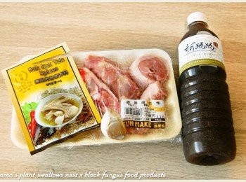 step1: 準備黑木耳養生露、雞腿肉塊、肉骨茶包、蒜頭等料理<span class="group_1">食材</span>。