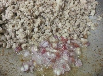 step1: 豬絞肉下油鍋逼出油 ~用這些油爆香紅葱頭和蒜頭~拌炒均勻
