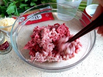 step1: 牛肉碎及豬肉碎放入大碗內加少許鹽 , 黑胡椒拌勻醃30分鐘