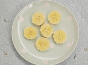 step2: 留下約5-6片的香蕉片備用。