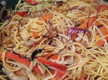 step6: 加入【<span class="group_2">意粉汁</span>】兜均，再加入1/3茶匙滴珠油，炒均就得喇!