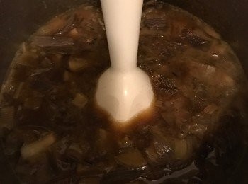 step5: 用手動撹伴器把湯打成thick 和creamy.