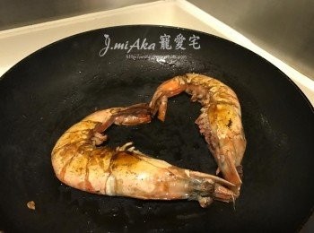 step4: 熱鑊下牛油至溶，放入大蝦以中大火煎至兩面金黃及彎曲（如圖），加蓋轉小火焗煮1-2分鐘（視乎蝦大小）之後熄火焗至全熟，盛起；