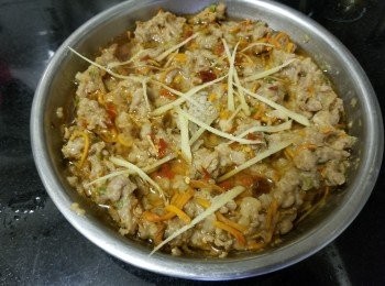 step7: 做法 :

將蟲草花切碎備用 , 放入豬肉 , 蝦醬 , 麻油 , 生粉 , 蔥花 , 糖 , 少少雞粉 , 加入約 2 湯匙 (浸蟲草花水) 撈好成少少肉漿 , 放少少薑絲 , 辣椒碎上面 , 水滾計蒸 8 至10分鐘 , 完成 !

肉餅放入碟內不要用力壓平, 避免蒸不熟透  , 或可再用筷子稍為鬆開少蒸.