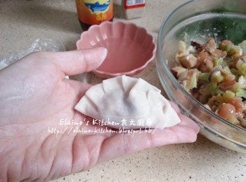 step7: 將適量的餡料放在餃皮上 , 用麵粉糊對摺封口 , 再由左至右摺成餃子形狀
