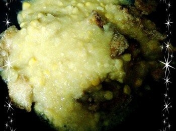 step7: 7.把玉米醬倒入鍋中炒熱,之後再把炸好的魚塊放入,再撒上少許的鹽拌炒一下,然後立即盛出.