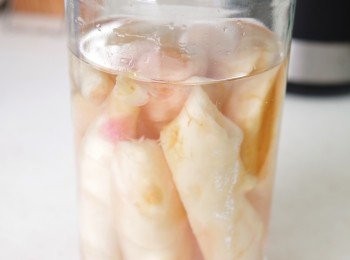 step3: 把子薑放入已消毒的玻璃瓶內，注入白米醋至蓋過所有薑，醃1小時。