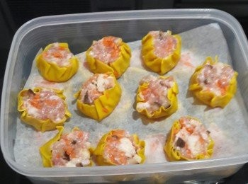 step4: 整多D，可用膠盒用牛油紙隔開擺放好，放冰格可放長D時間蒸嚟食。