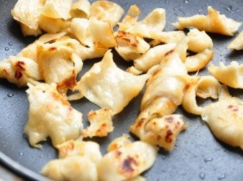 step2: 先以少許的油熱鍋後，將麵腸下鍋香煎至表皮微焦