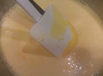 step4: 牛油奶慢慢加人蛋黃麵漿內攪混備用。