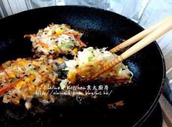 step8: 用慢火慢慢煎至一面金黃色不黏鑊後 , 反轉另一面再壓平繼續用慢火煎至金黃色