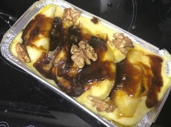 step4: 焦糖面: 
將牛油，糖，水細火煮溶至焦糖色
香蕉切件，灑上剩餘的合桃，再倒上焦糖